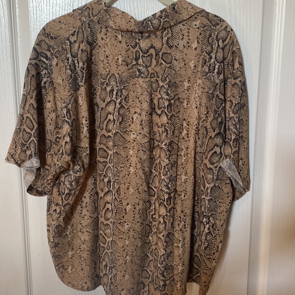 Wild fable size S could go larger Animal print button down short sleeve top NWT - Picture 6 of 7